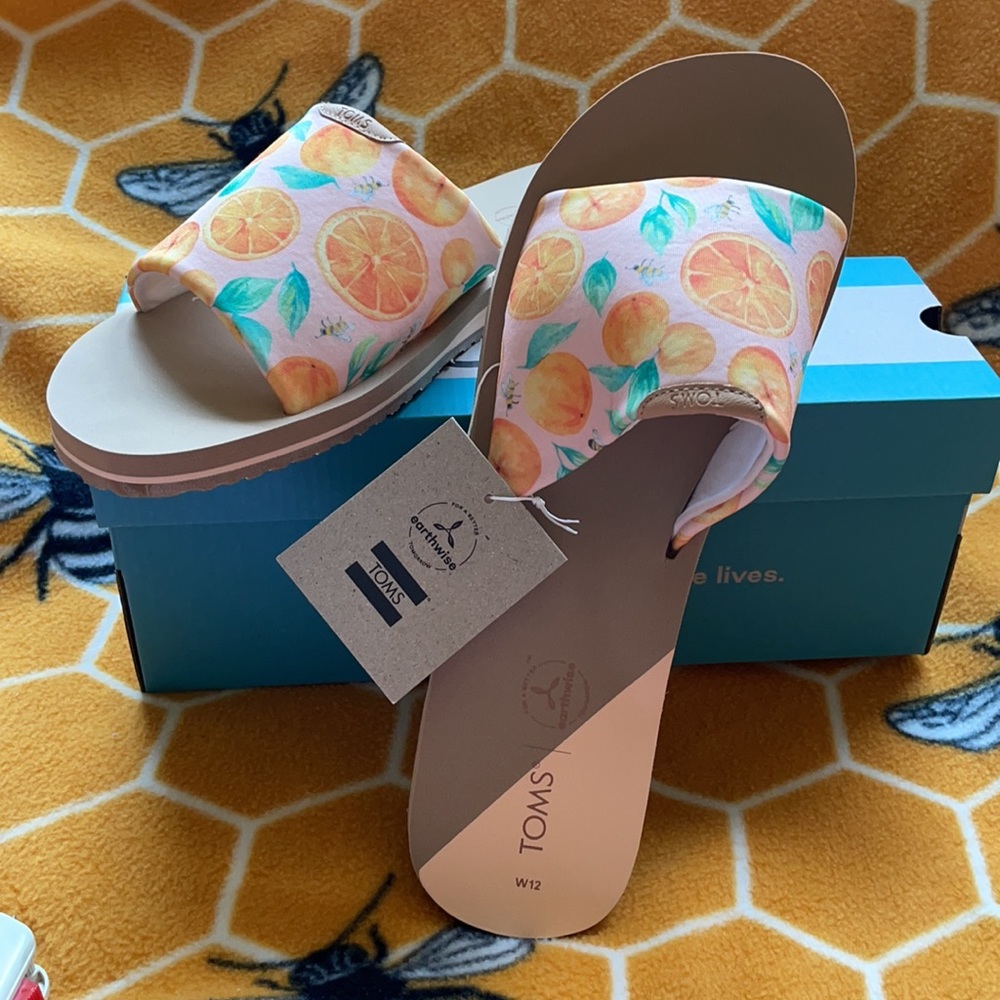 Last One! Brand New TOMS Carly Sandal in Orange and Bee Print Women’s Size 12 🍊🐝